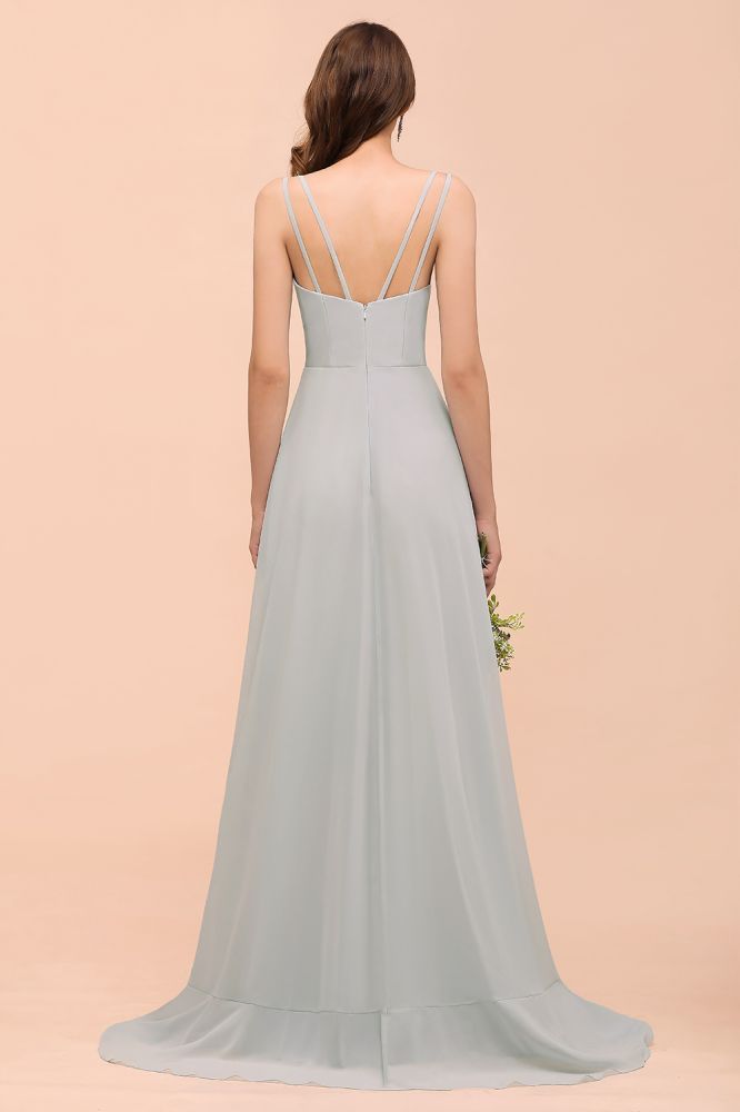 Vestido gris de dama de honor con tirantes finos, escote en V y volantes, ideal para bodas en la playa o fiestas.