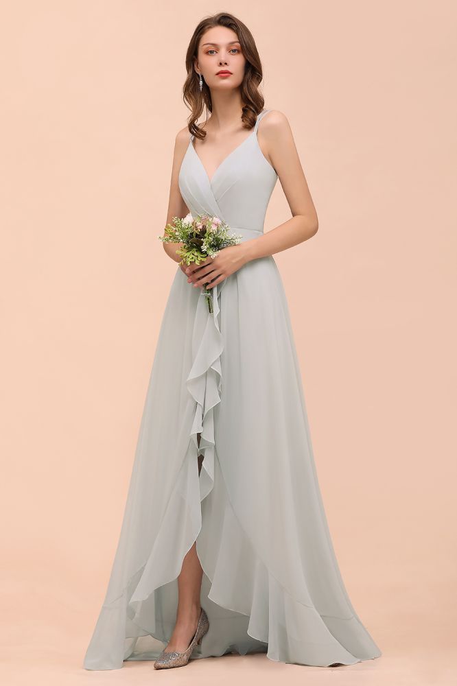 Vestido gris de dama de honor con tirantes finos, escote en V y volantes, ideal para bodas en la playa o fiestas.