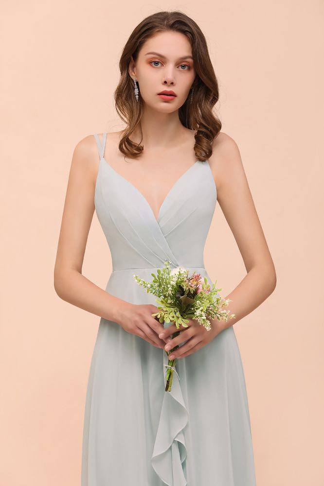 Robe de demoiselle d'honneur grise à fines bretelles et col en V, à volants, idéale pour un mariage de plage ou une fête.