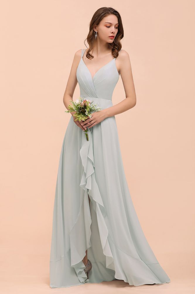 Robe de demoiselle d'honneur grise à fines bretelles et col en V, à volants, idéale pour un mariage de plage ou une fête.