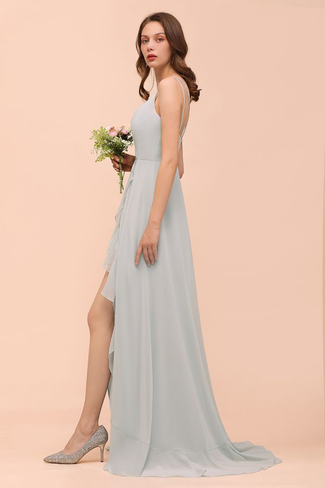 Robe de demoiselle d'honneur grise à fines bretelles et col en V, à volants, idéale pour un mariage de plage ou une fête.