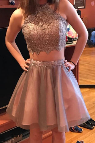 Vestido corto gris de dos piezas con escote halter y encaje para fiesta de bienvenida
