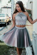 Vestido corto gris de dos piezas con escote halter y encaje para fiesta de bienvenida