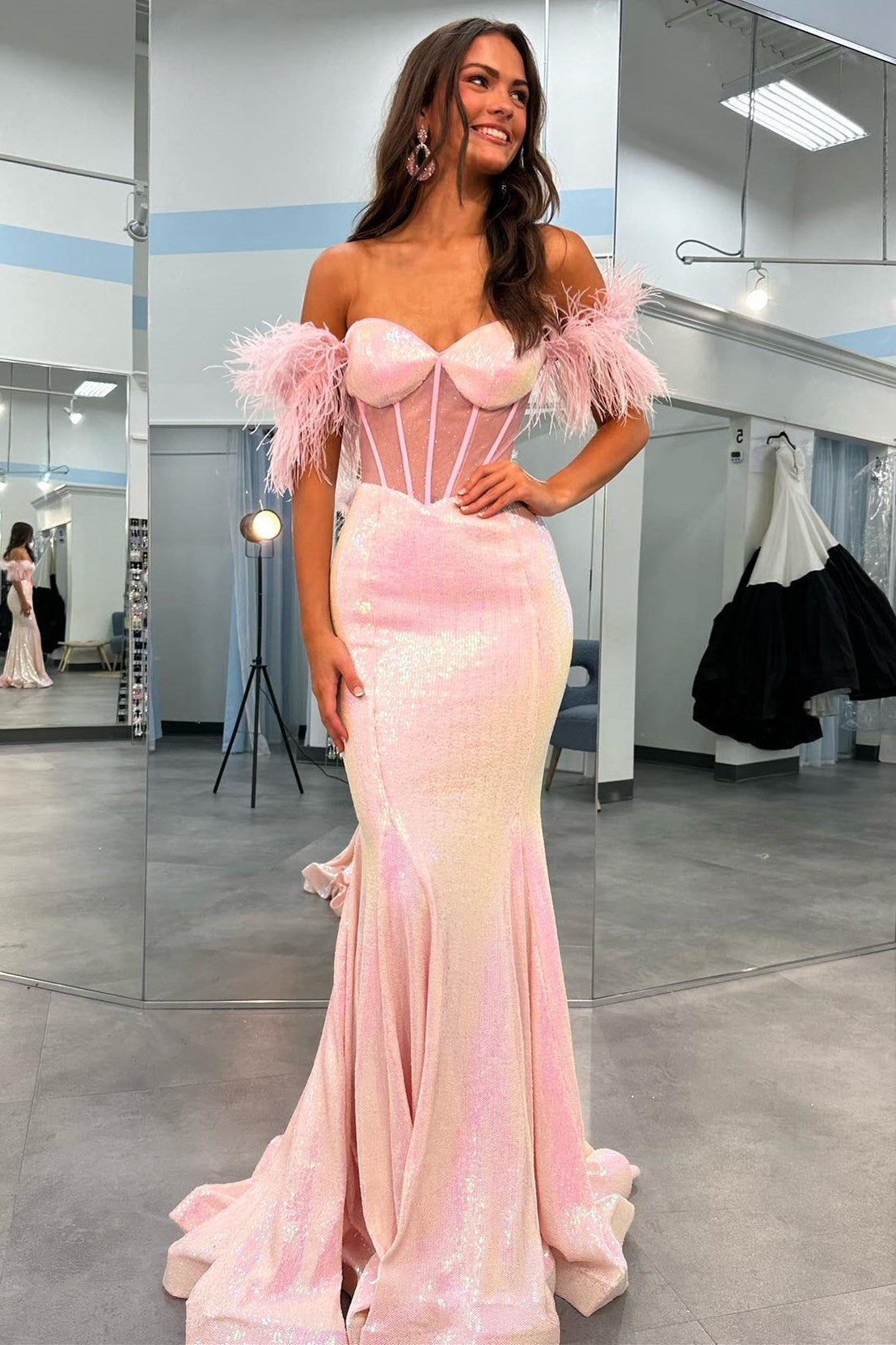 Gwenda | Robe longue trompette à corsage transparent orné de sequins et de plumes noires |
