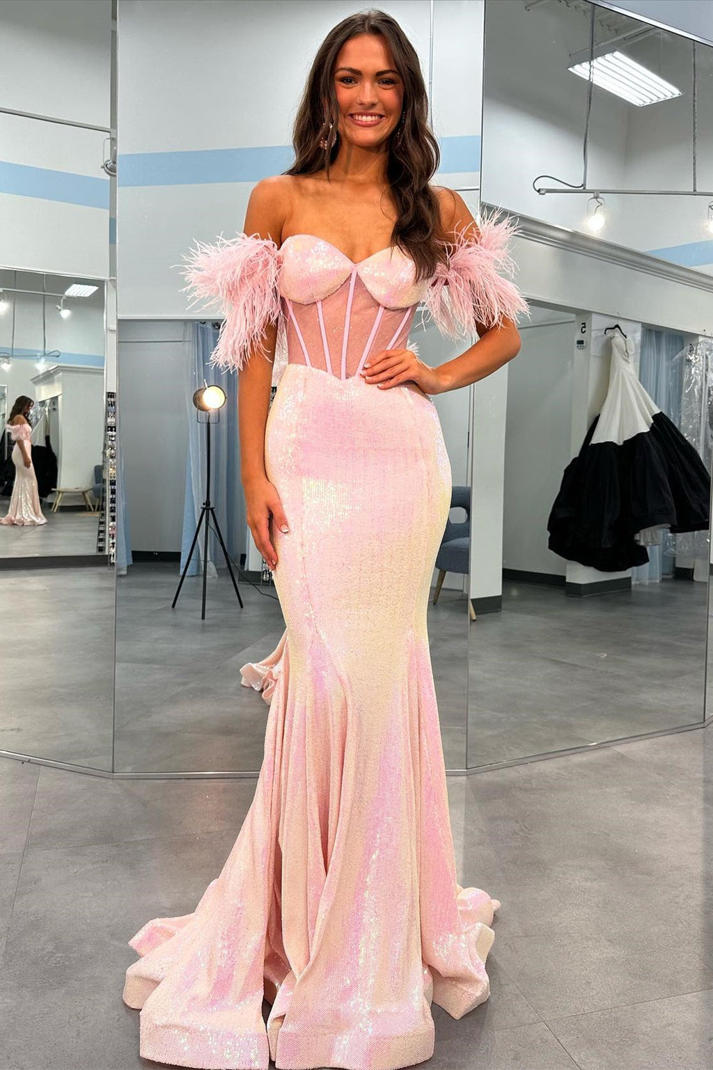 Gwenda | Robe longue trompette à corsage transparent orné de sequins et de plumes noires |