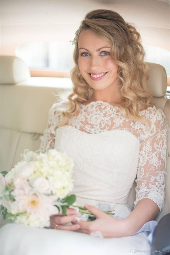 Vestido de novia bohemio de encaje con manga corta, hombros descubiertos y espalda en V.