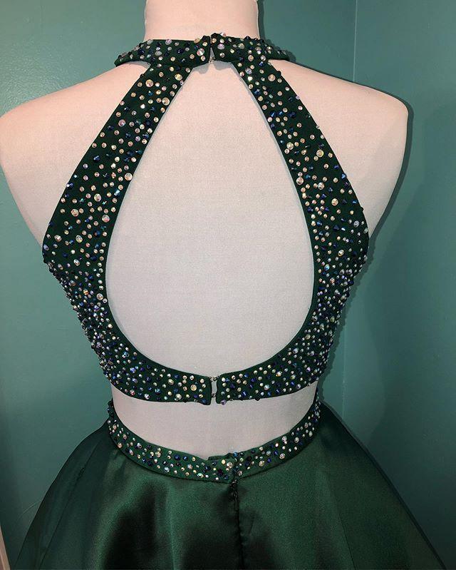 Vestido corto de fiesta de graduación de dos piezas de satén verde con cuentas y cuello halter PD358