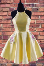 Vestido de fiesta amarillo satinado bordado con cuello halter y bolsillos PD324