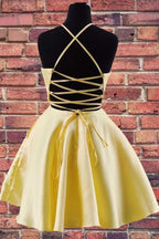 Vestido de fiesta amarillo satinado bordado con cuello halter y bolsillos PD324