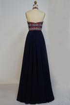 Robe de bal noire longue à col halter et coupe trapèze brodée de fleurs