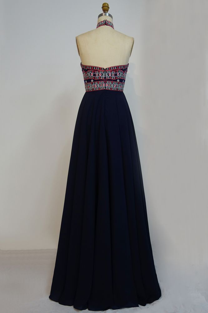 Robe de bal noire longue à col halter et coupe trapèze brodée de fleurs