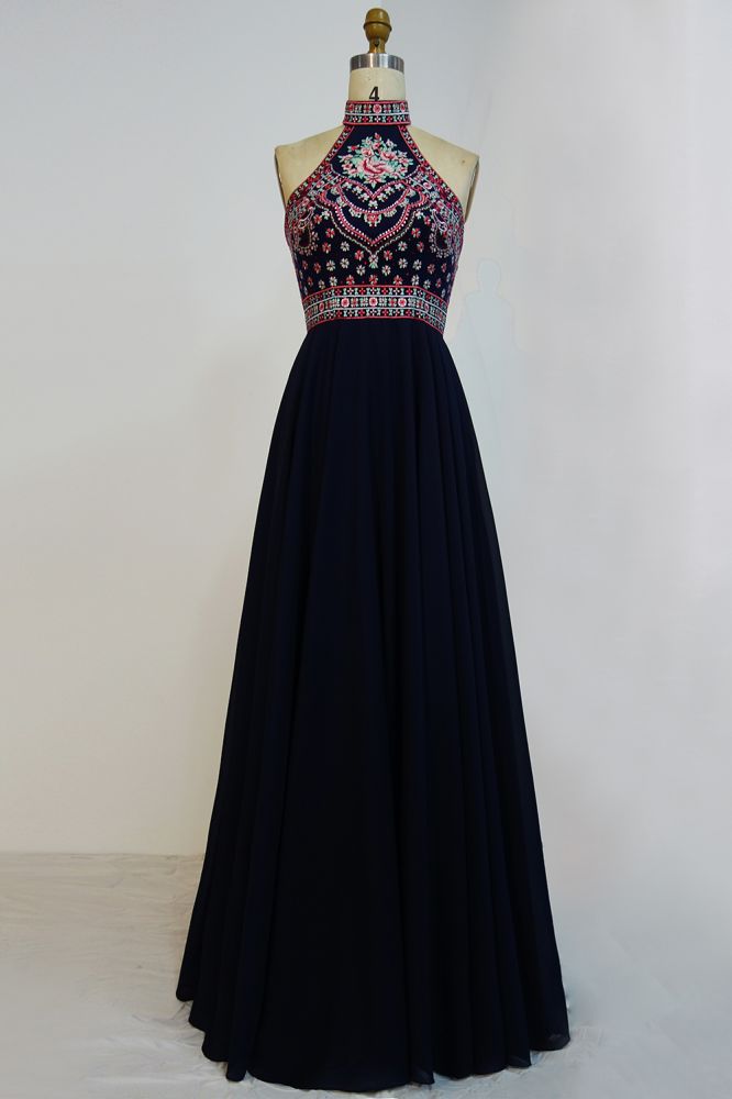 Robe de bal noire longue à col halter et coupe trapèze brodée de fleurs
