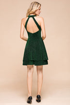 Robe de bal dos nu mi-longue sans manches en soie vert foncé brillante