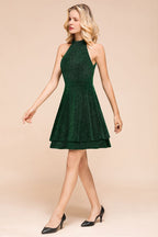 Robe de bal dos nu mi-longue sans manches en soie vert foncé brillante