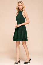 Robe de bal dos nu mi-longue sans manches en soie vert foncé brillante