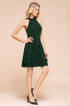 Robe de bal dos nu mi-longue sans manches en soie vert foncé brillante