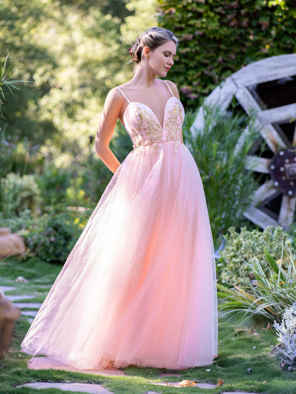 Vestido de fiesta de tul con apliques, escote en V profundo y corte en A