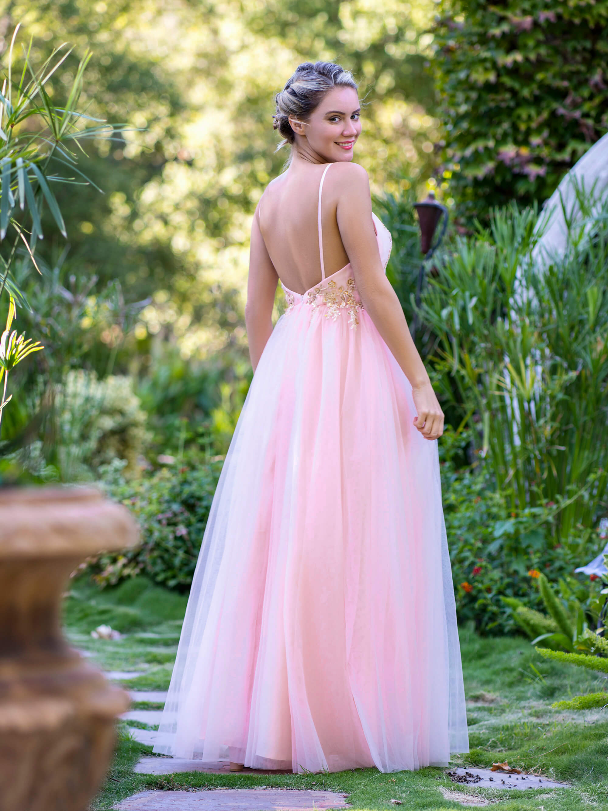 Vestido de fiesta de tul con apliques, escote en V profundo y corte en A