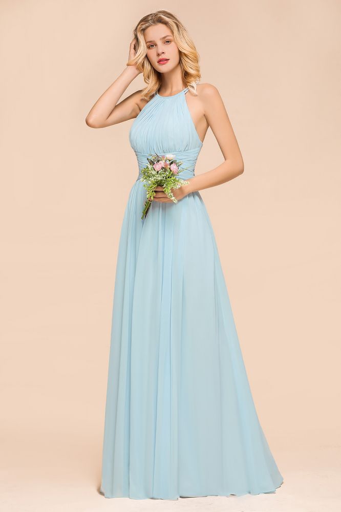 Robe de demoiselle d'honneur bleu ciel dos nu, longue jusqu'au sol, sans manches, coupe trapèze, disponible en ligne.