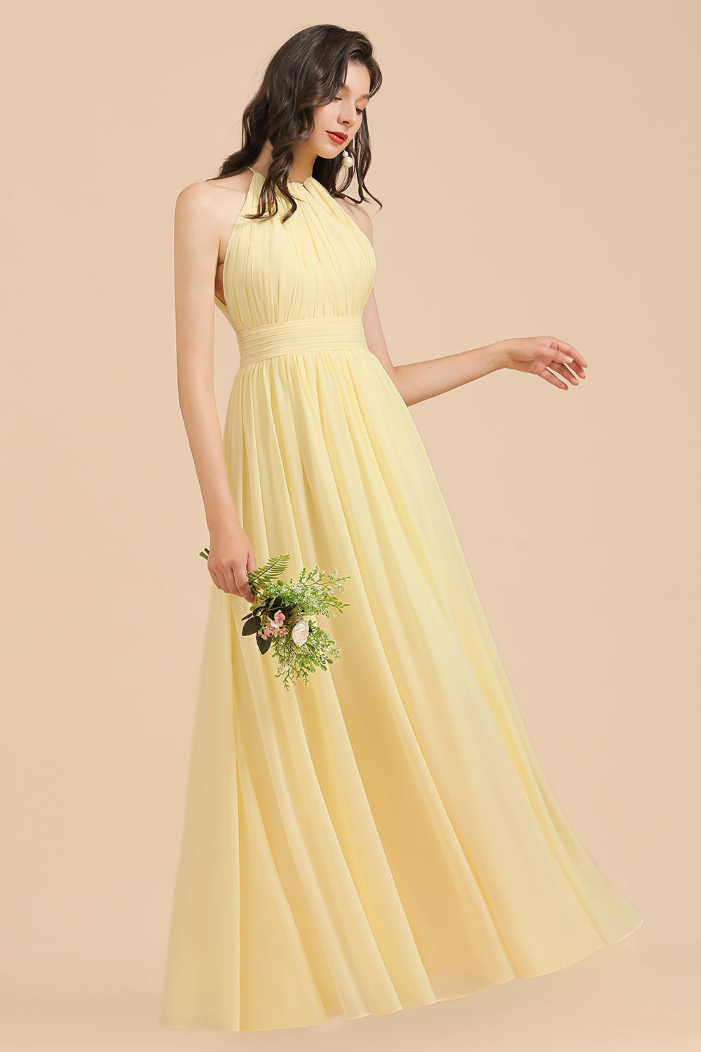 Vestido de dama de honor de gasa color narciso sin mangas con cuello halter y volantes 