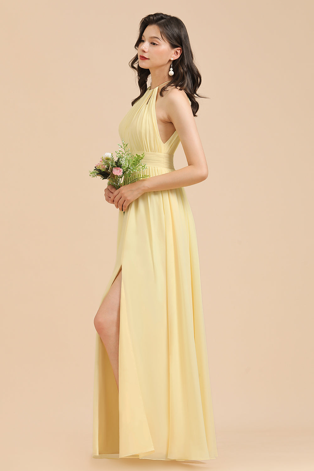 Robe de demoiselle d'honneur dos nu sans manches en mousseline couleur jonquille avec volants 