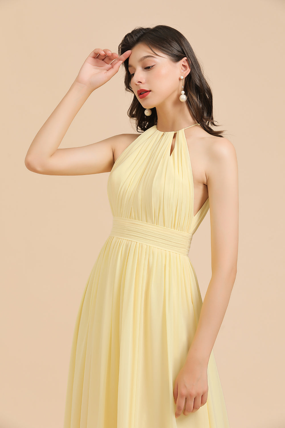 Vestido de dama de honor de gasa color narciso sin mangas con cuello halter y volantes 