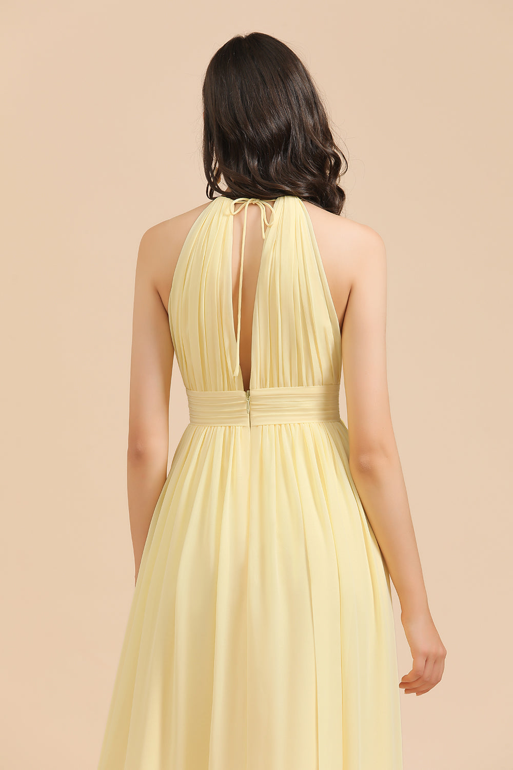Vestido de dama de honor de gasa color narciso sin mangas con cuello halter y volantes 