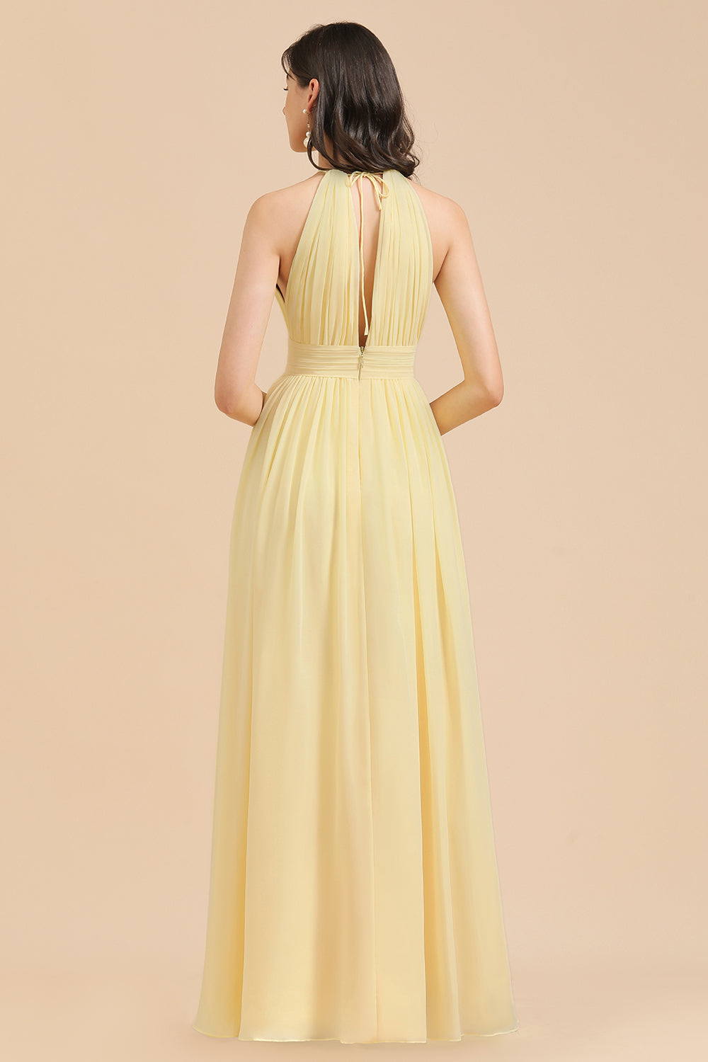 Vestido de dama de honor de gasa color narciso sin mangas con cuello halter y volantes 