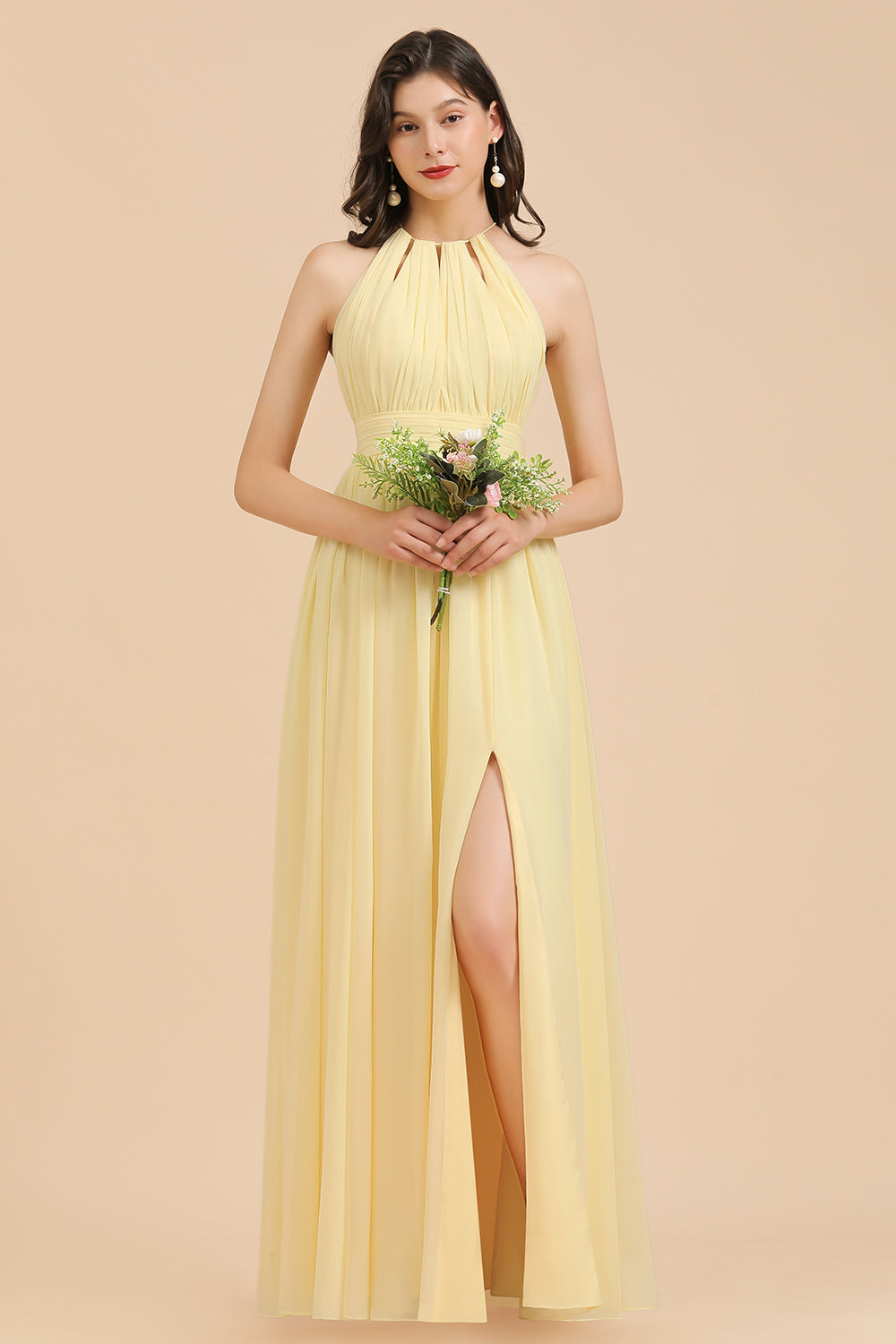 Vestido de dama de honor de gasa color narciso sin mangas con cuello halter y volantes 