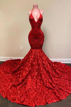 Vestido de sirena de encaje floral brillante con tirantes finos y cuello halter