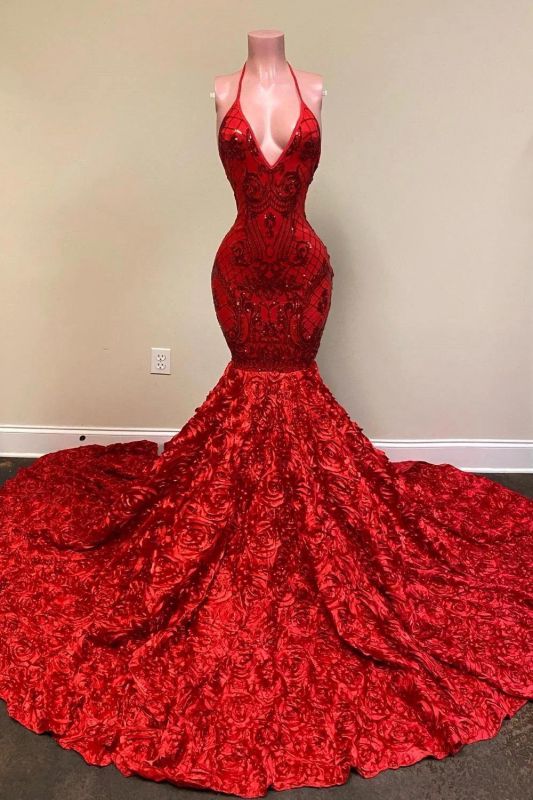 Vestido de sirena de encaje floral brillante con tirantes finos y cuello halter