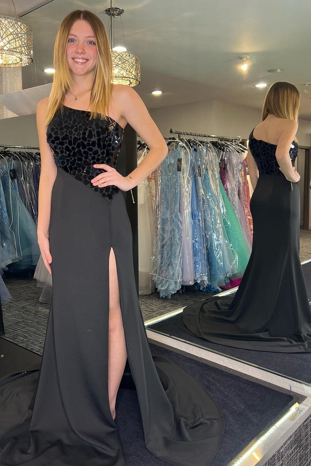 Harlow | Vestido largo de fiesta corte sirena, azul claro, con un solo hombro, escote asimétrico y abertura, efecto espejo tallado