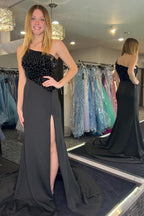 Harlow | Vestido largo de fiesta corte sirena, azul claro, con un solo hombro, escote asimétrico y abertura, efecto espejo tallado