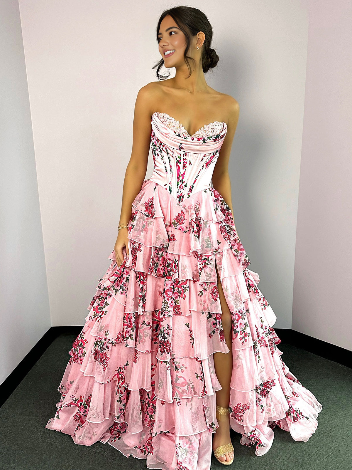 Haruko | Robe de bal bustier en mousseline rose poudré à volants et fente