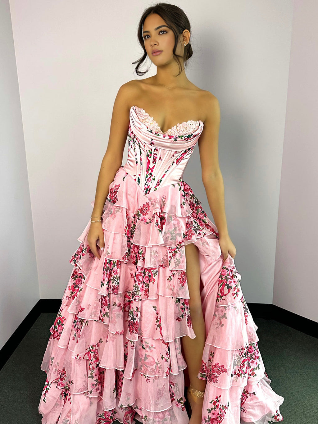 Haruko | Robe de bal bustier en mousseline rose poudré à volants et fente