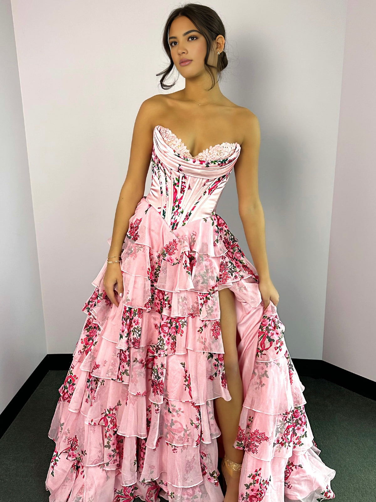 Haruko | Robe de bal bustier en mousseline rose poudré à volants et fente