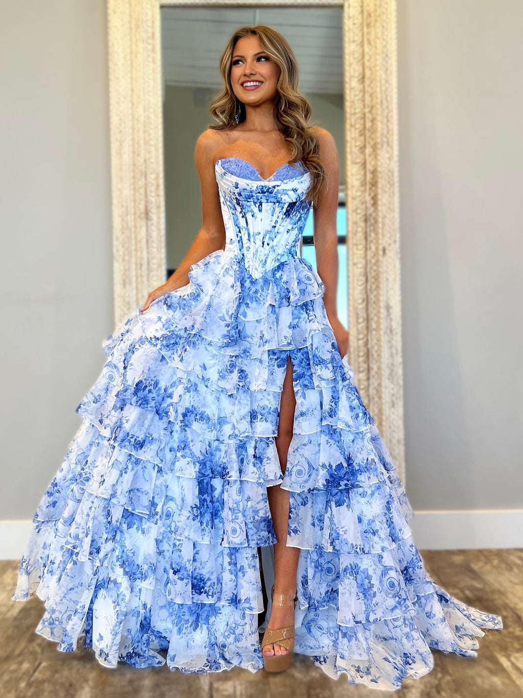 Haruko | Robe de bal bustier en mousseline rose poudré à volants et fente