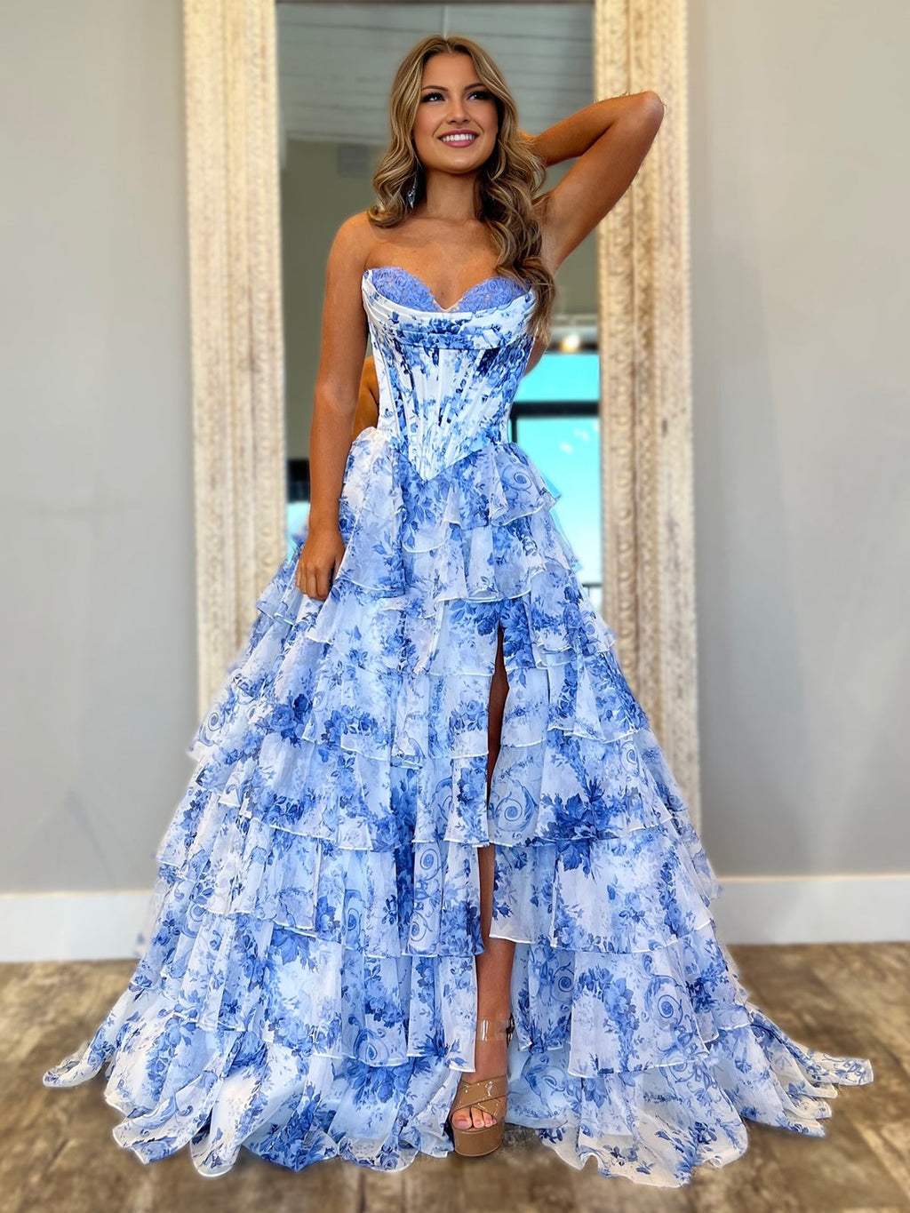 Haruko | Robe de bal bustier en mousseline rose poudré à volants et fente