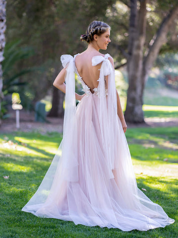 Vestido de graduación con escote en V, encaje, tul, tirantes con lazo y cola corta