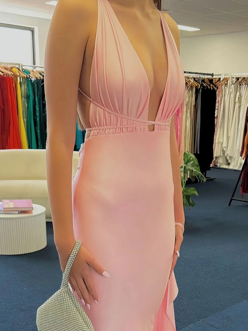 Helaina | Vestido largo de fiesta de sirena rosa claro satinado con escote pronunciado