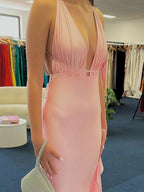 Helaina | Vestido largo de fiesta de sirena rosa claro satinado con escote pronunciado