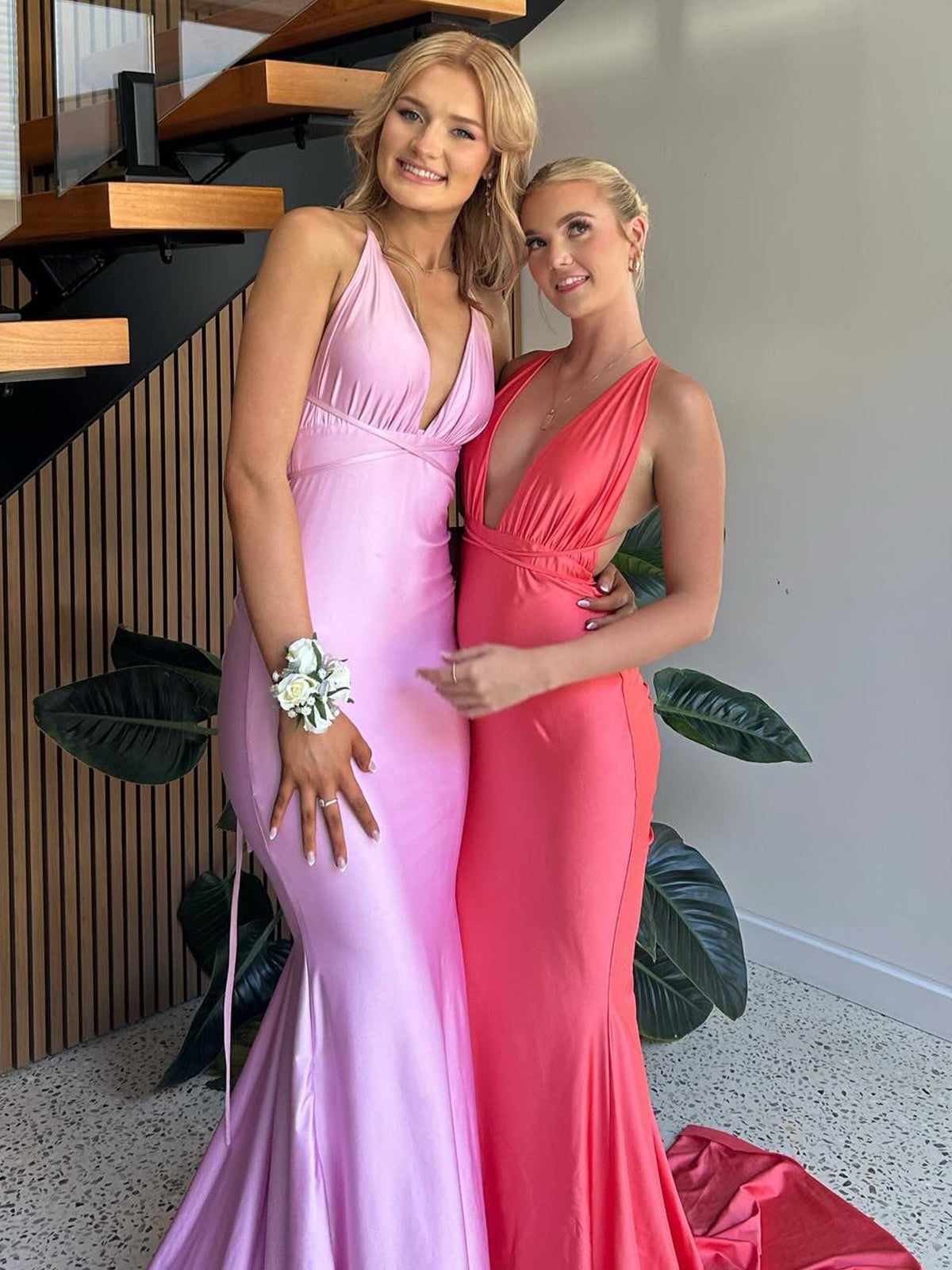 Helaina | Vestido largo de fiesta de sirena rosa claro satinado con escote pronunciado