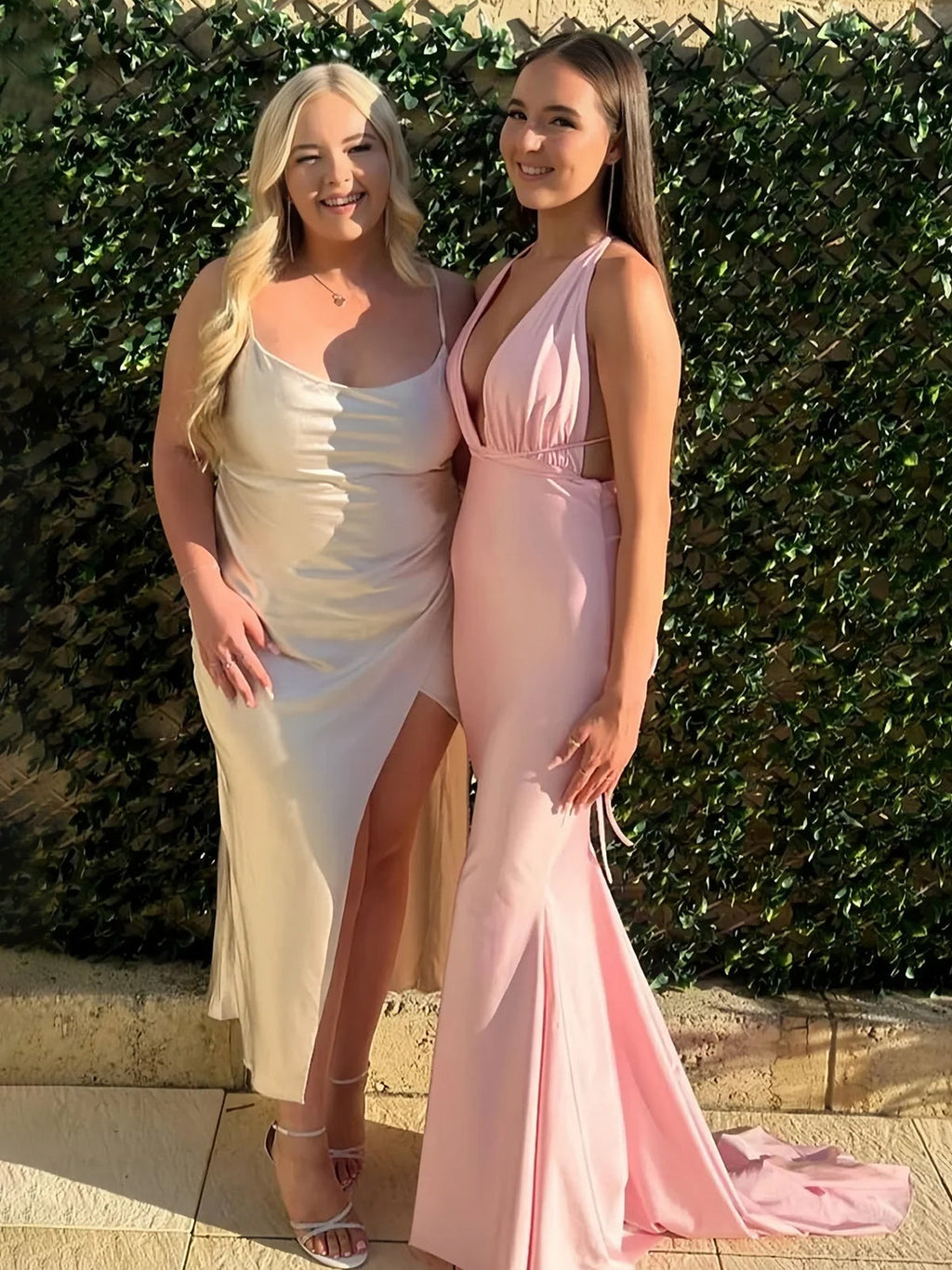 Helaina | Vestido largo de fiesta de sirena rosa claro satinado con escote pronunciado