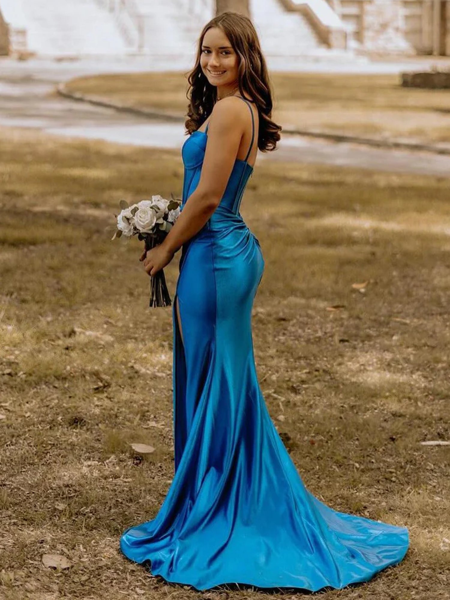 Alexia | Vestido largo de noche de satén azul con corte sirena y abertura 