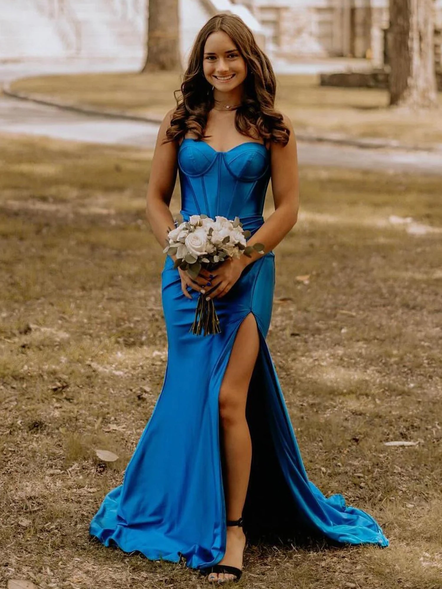 Alexia | Vestido largo de noche de satén azul con corte sirena y abertura 
