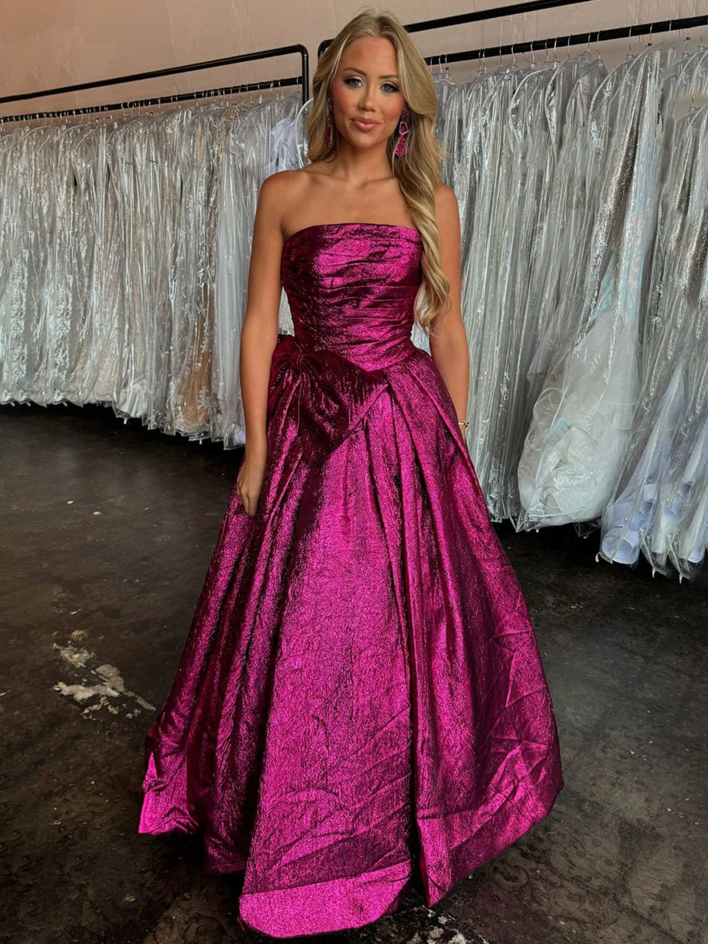 Heloise | Vestido largo de fiesta fucsia sin tirantes, corte en A y con lazo