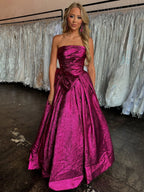 Heloise | Vestido largo de fiesta fucsia sin tirantes, corte en A y con lazo
