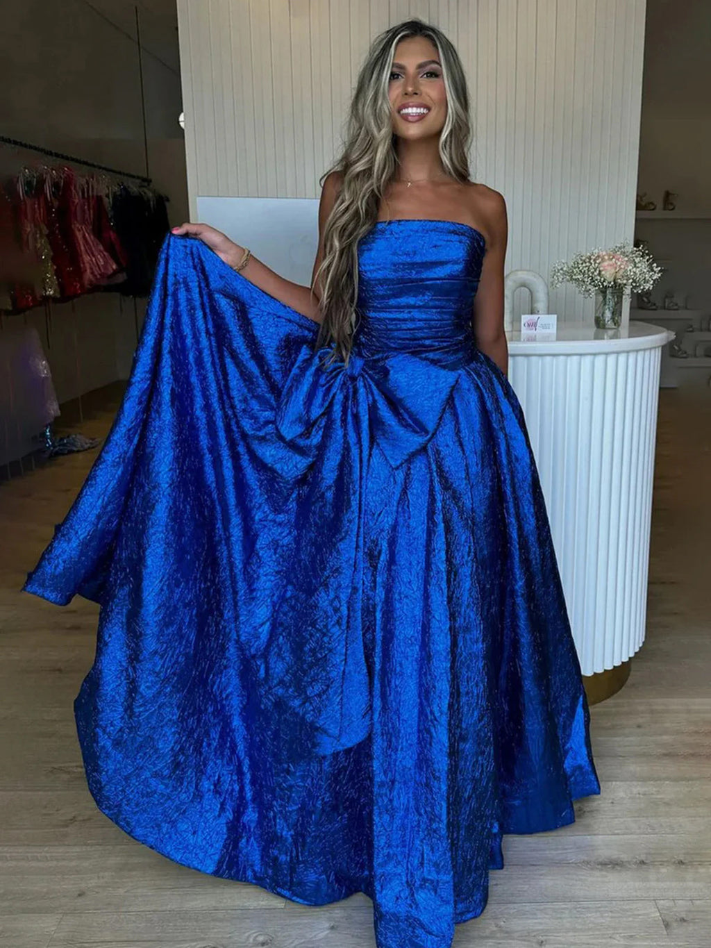 Heloise | Vestido largo de fiesta fucsia sin tirantes, corte en A y con lazo
