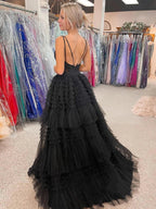 Robe de bal noire en tulle à décolleté en V et ourlet asymétrique, coupe trapèze, style formel.