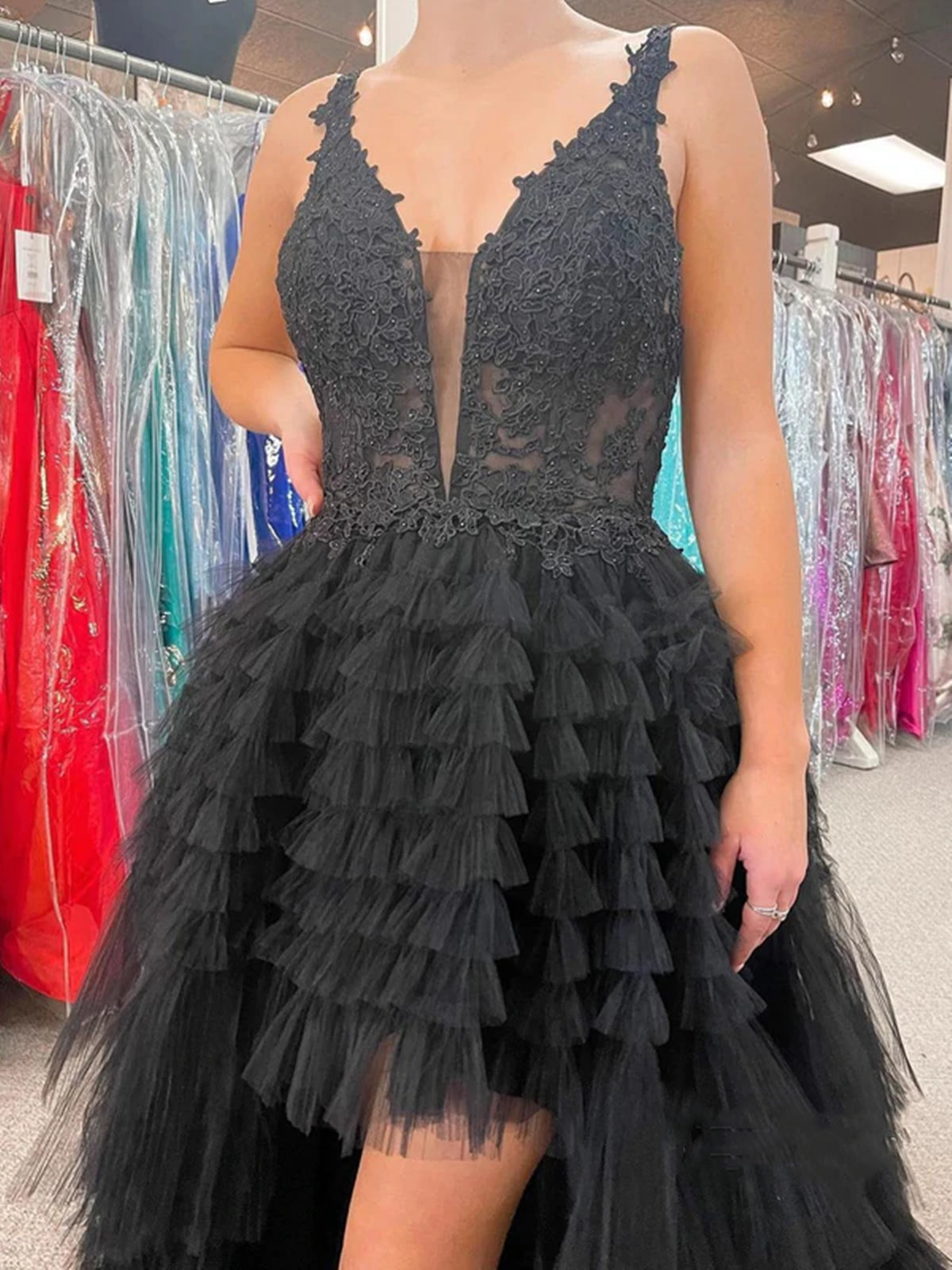 Robe de bal noire en tulle à décolleté en V et ourlet asymétrique, coupe trapèze, style formel.
